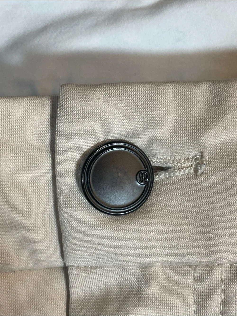 Lululemon Womens Club Golf Shorts Stone Tan Flat Front Tailored Seams Bermuda